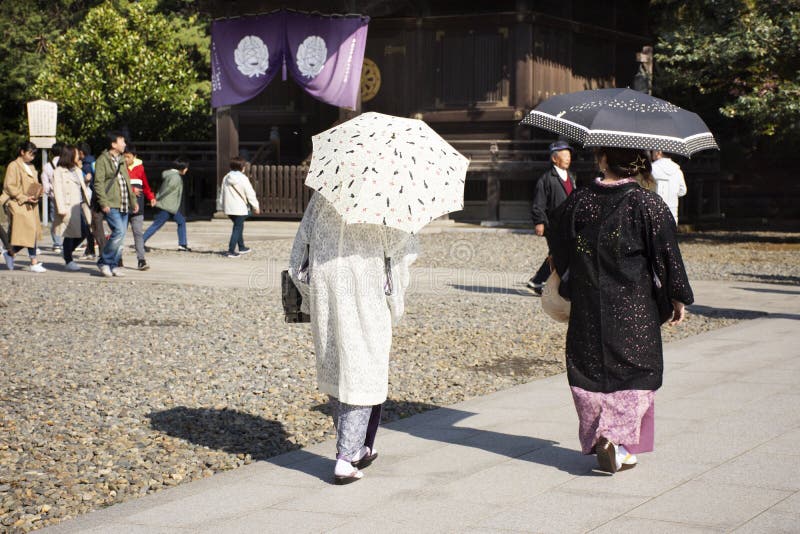 Mujeres japonesas usan ropa tradicional yukata y viajeros extranjeros caminan visitando y rezando en el templo Naritasan Shinshoji fotografía de archivo libre de regalías Mujeres japonesas usan ropa tradicional yukata y viajeros extranjeros caminan visitando y rezando en el templo Naritasan Shinshoji fotografía de archivo libre de regalías