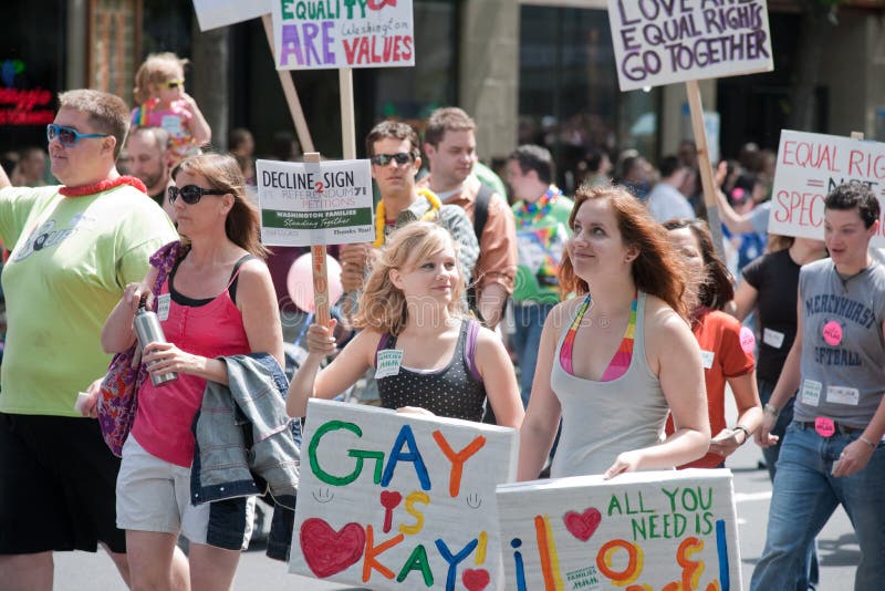 Mujeres jovenes en el desfile alegre del orgullo de Seattle fotografía de archivo libre de regalías Mujeres jovenes en el desfile alegre del orgullo de Seattle fotografía de archivo libre de regalías