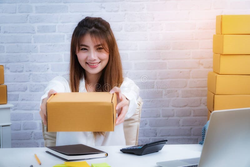 Mujeres jovenes felices después de nueva orden del cliente, propietario de negocio que trabaja en casa la oficina que empaqueta e foto de archivo libre de regalías Mujeres jovenes felices después de nueva orden del cliente, propietario de negocio que trabaja en casa la oficina que empaqueta e foto de archivo libre de regalías
