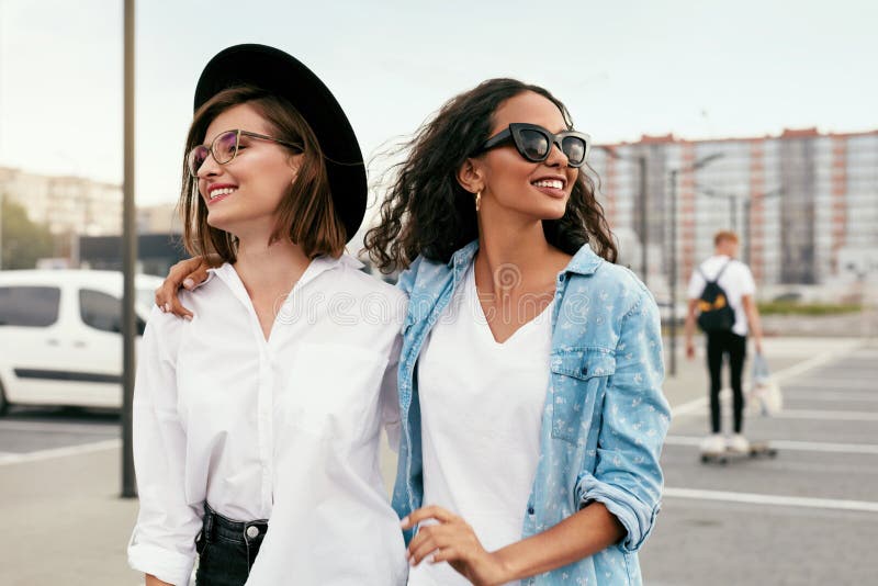 Mujeres Jovenes Hermosas En La Ropa Casual Que Tiene Aire Libre De La Diversión Imagen de archivo Imagen de milenario, amistad: 130282287