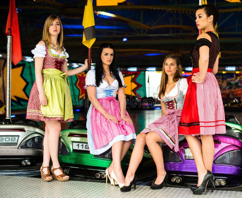 Mujeres jovenes magníficas en el funfair alemán fotografía de archivo Mujeres jovenes magníficas en el funfair alemán fotografía de archivo