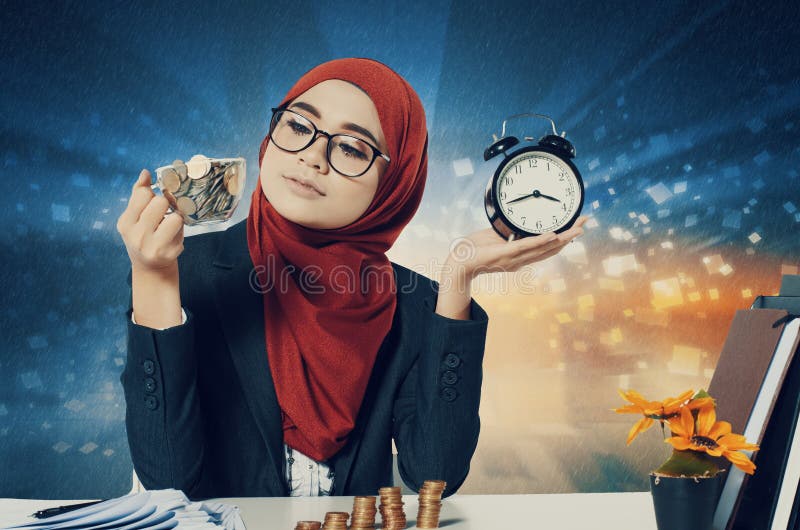 Mujeres jovenes que sostienen la moneda en la taza de cristal y el despertador retro sobre fondo abstracto fotos de archivo Mujeres jovenes que sostienen la moneda en la taza de cristal y el despertador retro sobre fondo abstracto fotos de archivo