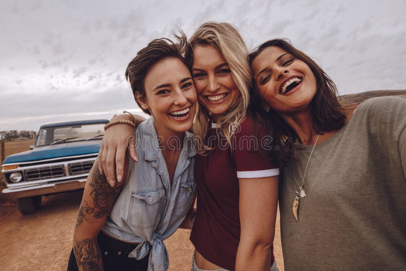 Mujeres jovenes que toman el autorretrato en viaje por carretera imagen de archivo Mujeres jovenes que toman el autorretrato en viaje por carretera imagen de archivo