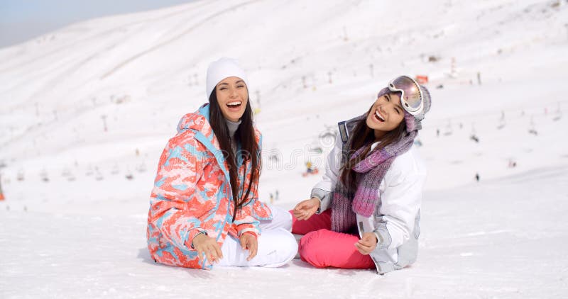 Mujeres jovenes vivaces de risa en nieve fotos de archivo libres de regalías Mujeres jovenes vivaces de risa en nieve fotos de archivo libres de regalías