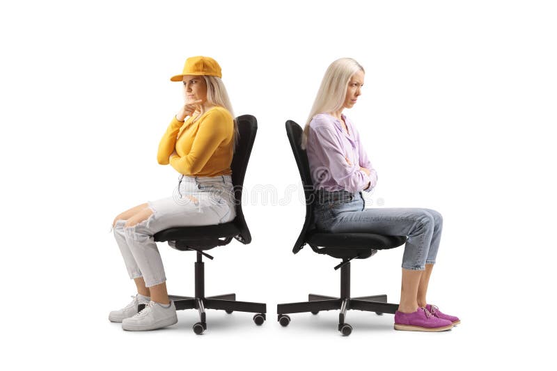 Mujeres jóvenes sentadas en sillas de oficina y pensando foto de archivo libre de regalías