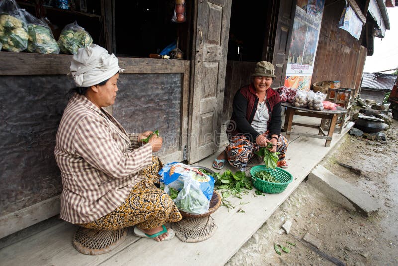 Mujeres locales que preparan verduras en Chin State, Myanmar foto de archivo