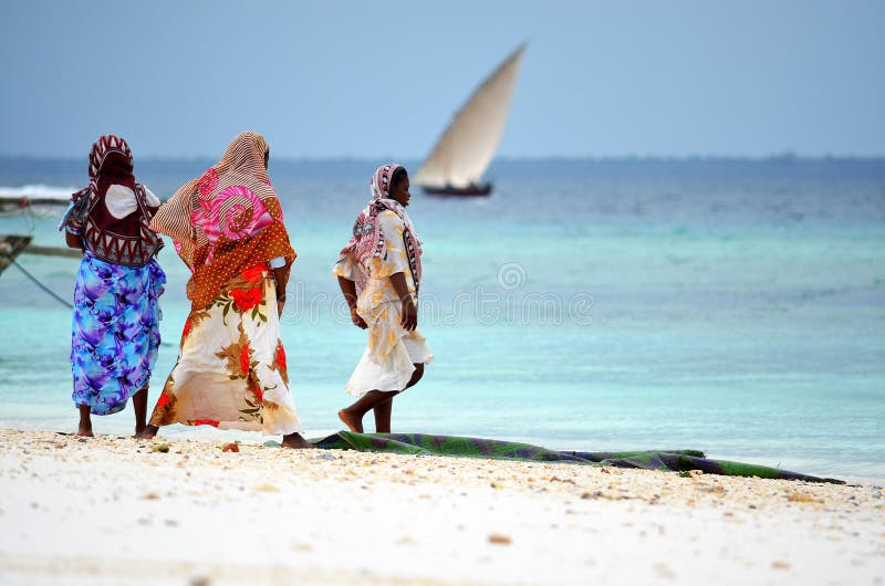 Mujeres musulmanes en la playa, Zanzibar imagen de archivo Mujeres musulmanes en la playa, Zanzibar imagen de archivo