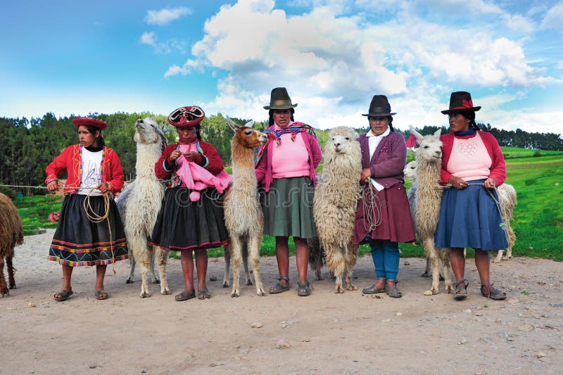 mujeres-peruanas-en-alineadas-tradicionales-19803314.jpg