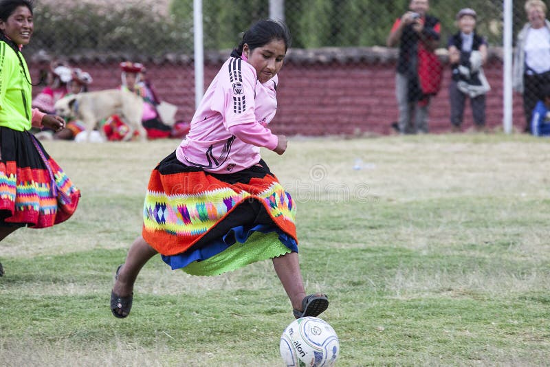 mujeres-peruanas-mientras-que-juega-f%C3%BAtbol-70776639.jpg