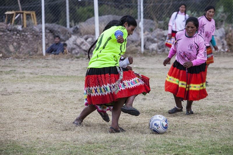 mujeres-peruanas-mientras-que-juega-f%C3%BAtbol-70776962.jpg