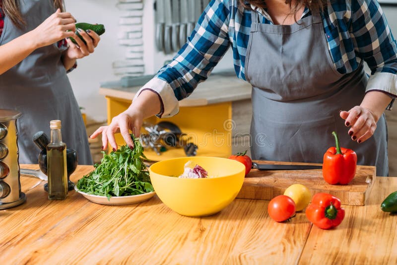 Mujeres que hacen ensalada forma de vida sana de la nutrici?n fotografía de archivo libre de regalías Mujeres que hacen ensalada forma de vida sana de la nutrici?n fotografía de archivo libre de regalías