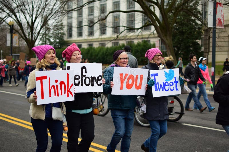 Mujeres ` s marzo de 2017: Manifestantes femeninos foto de archivo Mujeres ` s marzo de 2017: Manifestantes femeninos foto de archivo