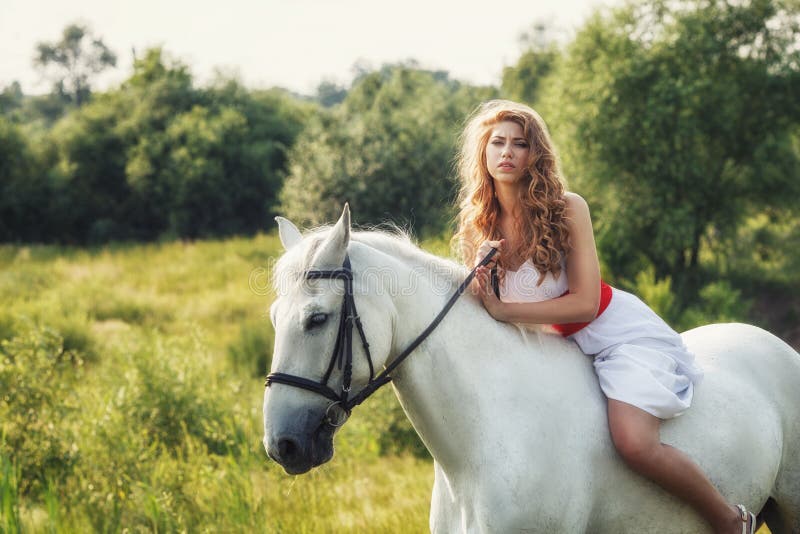 Mujeres Sensuales Hermosas Que Montan En El Caballo Blanco Foto De