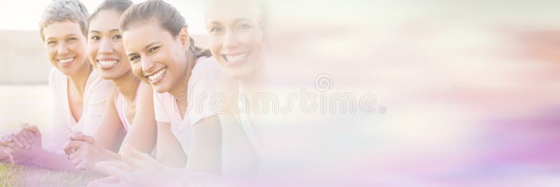 Mujeres sonrientes que mienten en fila y el rosa que lleva para el cáncer de pecho fotos de archivo Mujeres sonrientes que mienten en fila y el rosa que lleva para el cáncer de pecho fotos de archivo
