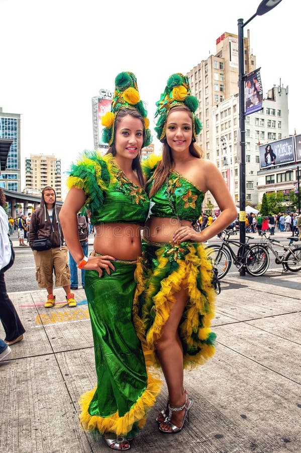Mujeres Vestidas Con Elegante Brasileña Para El Día Brasileño Toronto Foto editorial - manera, latino: 263835611