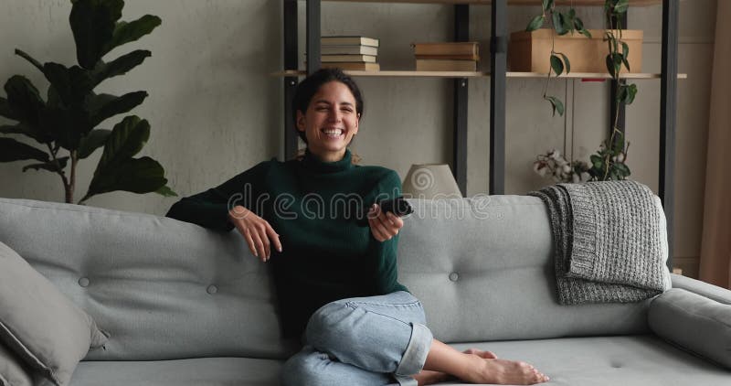 Mujeres viendo programas de entretenimiento en tv inteligente