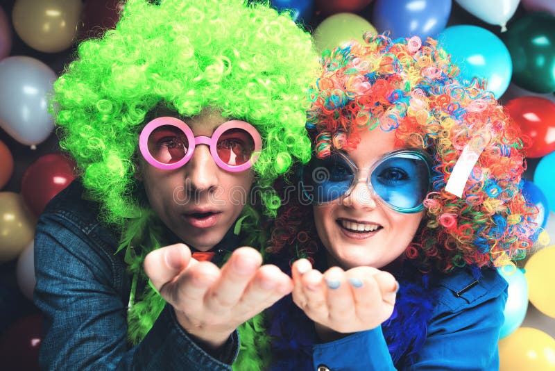 Mujeres y hombres que celebran en el partido para la Noche Vieja o el carnaval imagen de archivo libre de regalías Mujeres y hombres que celebran en el partido para la Noche Vieja o el carnaval imagen de archivo libre de regalías