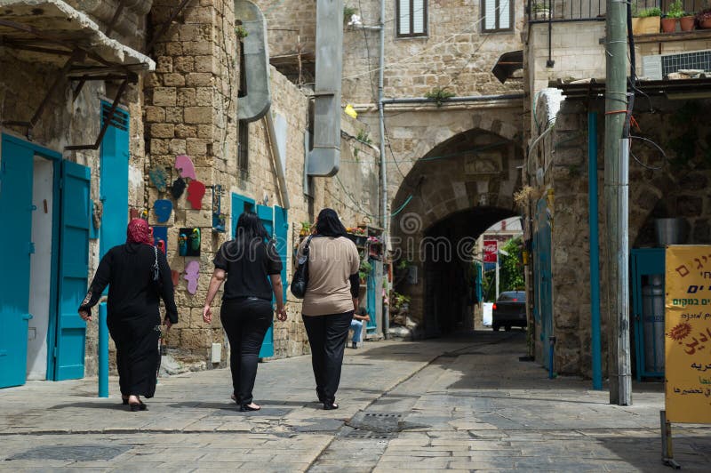 Mujeres árabes que van en la calle vieja de Akko, Israel foto de archivo Mujeres árabes que van en la calle vieja de Akko, Israel foto de archivo