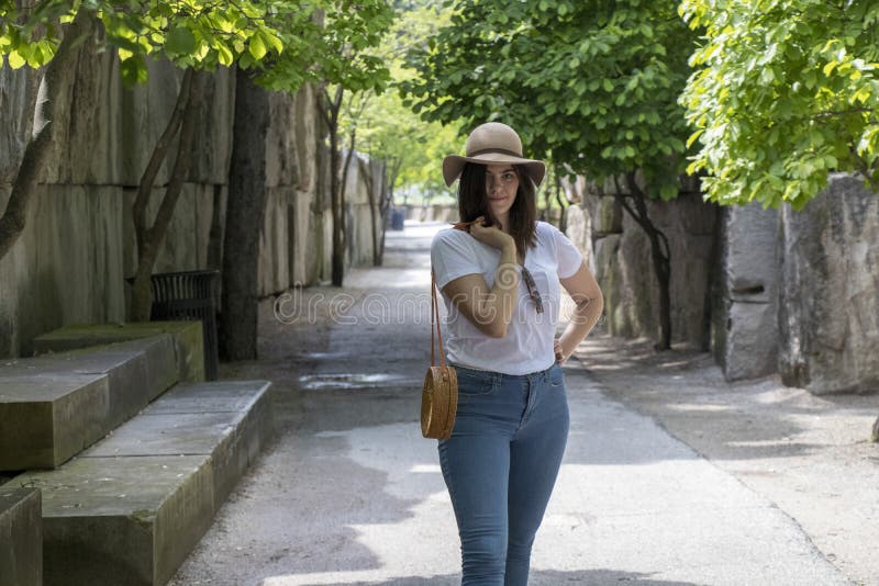 Mulher Accessorized que anda no parque imagem de stock Mulher Accessorized que anda no parque imagem de stock