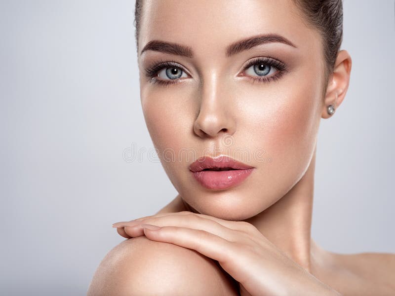 Maquiadora Ou Estilista Aplica Pólvora-sombra Ou Sombras às Pálpebras Do  Modelo Feminino. Classe Mestre Ao Aplicar Makeup Imagem de Stock - Imagem  de menina, senhora: 267240323