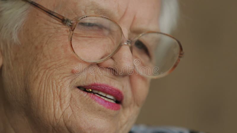 Mulher adulta em uns vidros vídeos de arquivo