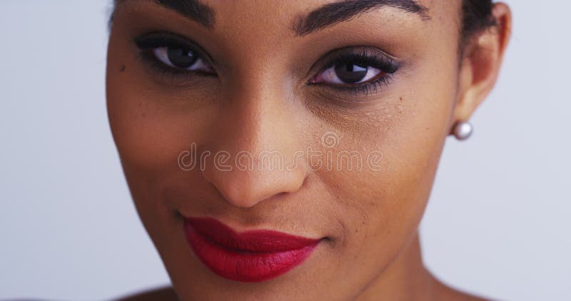 Mulher Africana Africana Concentrada Jogando Xadrez Com Tablet Na Mesa.  Retrato Do Jovem Jogador Inteligente Filme - Vídeo de tabuleta, alegria:  217943414