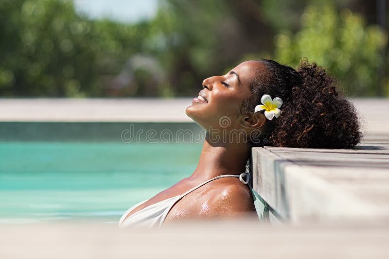 Mulher africana bonita na associação que relaxa fotografia de stock royalty free