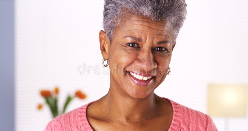 Mulher africana madura que sorri na câmera imagens de stock royalty free Mulher africana madura que sorri na câmera imagens de stock royalty free
