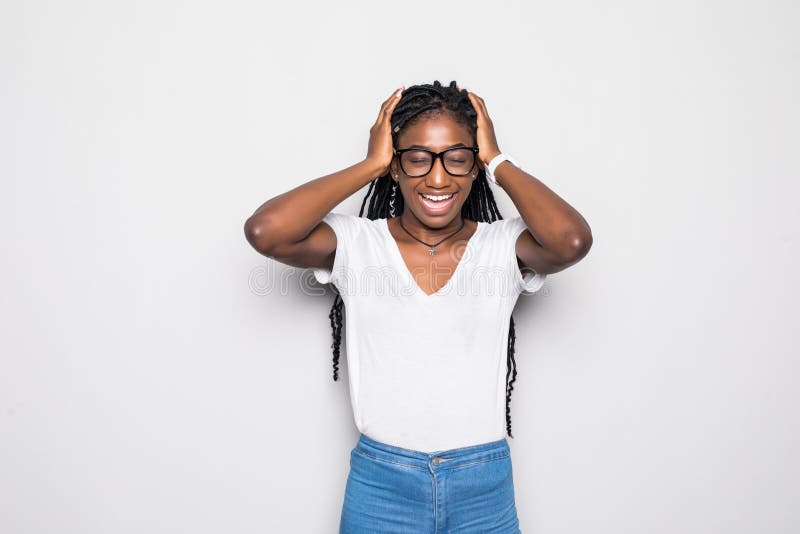 Mulher africana nova de pele escura no t-shirt sleeved longo bege que olha de sobrancelhas franzidas, tendo as expressões doloros fotos de stock Mulher africana nova de pele escura no t-shirt sleeved longo bege que olha de sobrancelhas franzidas, tendo as expressões doloros fotos de stock