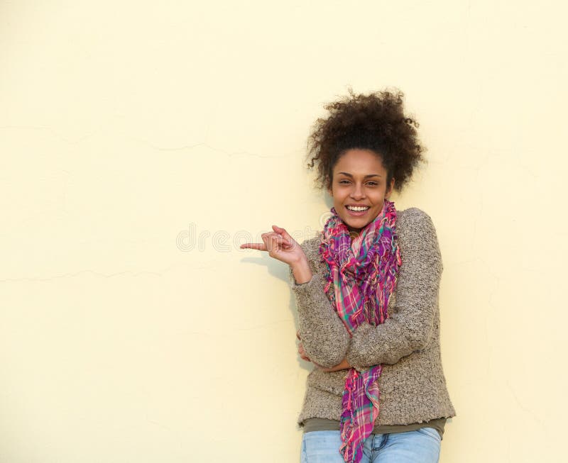 Mulher afro-americano bonita que aponta o dedo