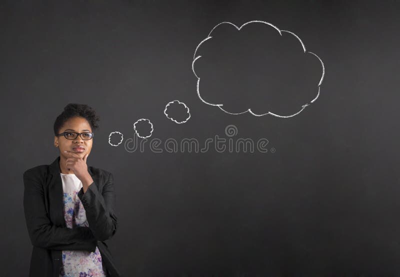 Mulher afro-americano com mão na bolha de pensamento do pensamento do queixo no fundo do quadro-negro