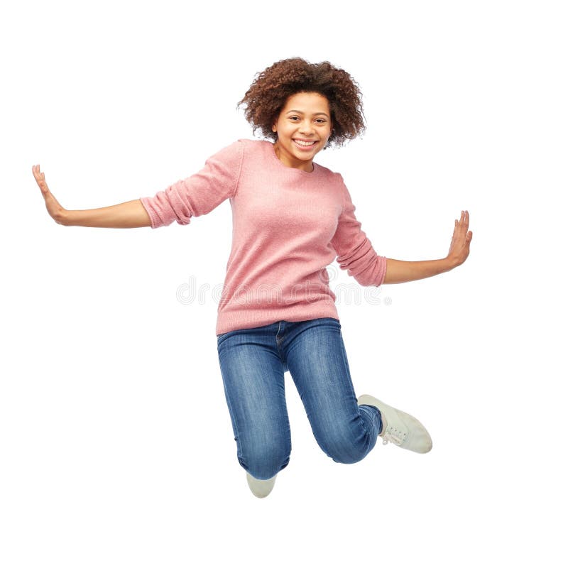 Mulher afro-americano feliz que salta sobre o branco imagem de stock royalty free Mulher afro-americano feliz que salta sobre o branco imagem de stock royalty free
