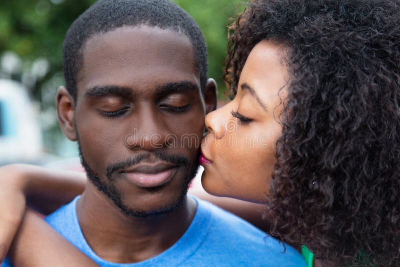 Mulher afro-americano que beija o noivo