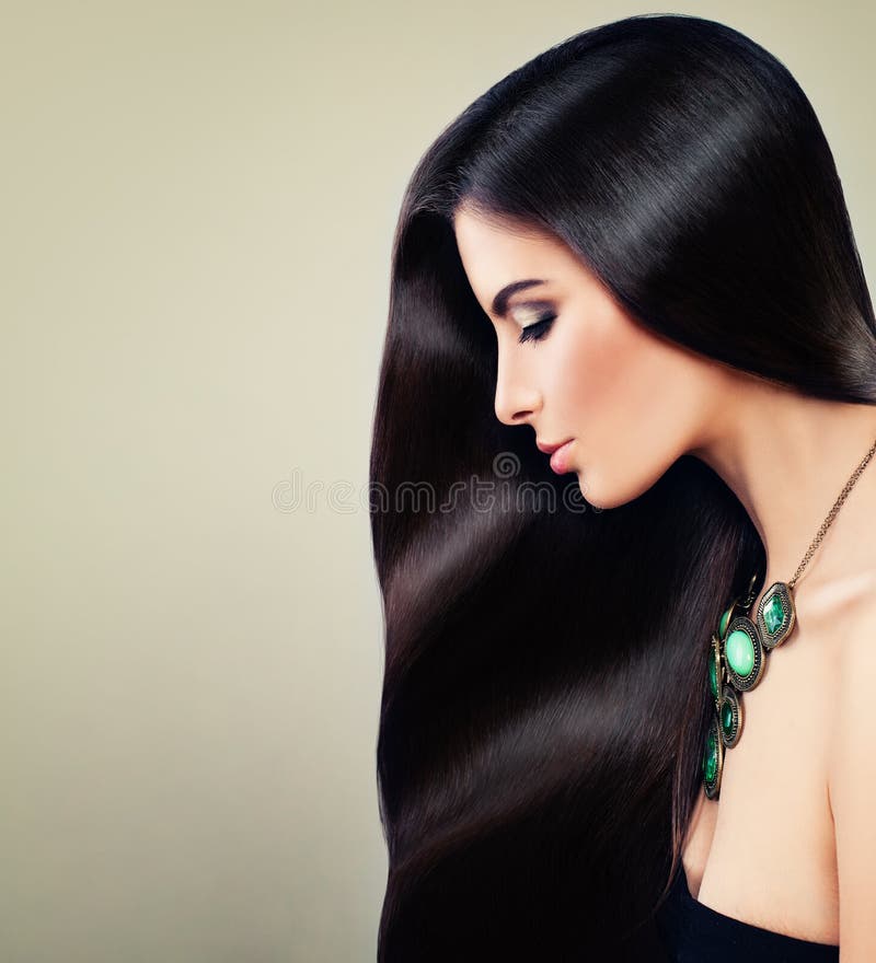Mulher agradável com as colares longas do cabelo e da joia fotografia de stock Mulher agradável com as colares longas do cabelo e da joia fotografia de stock