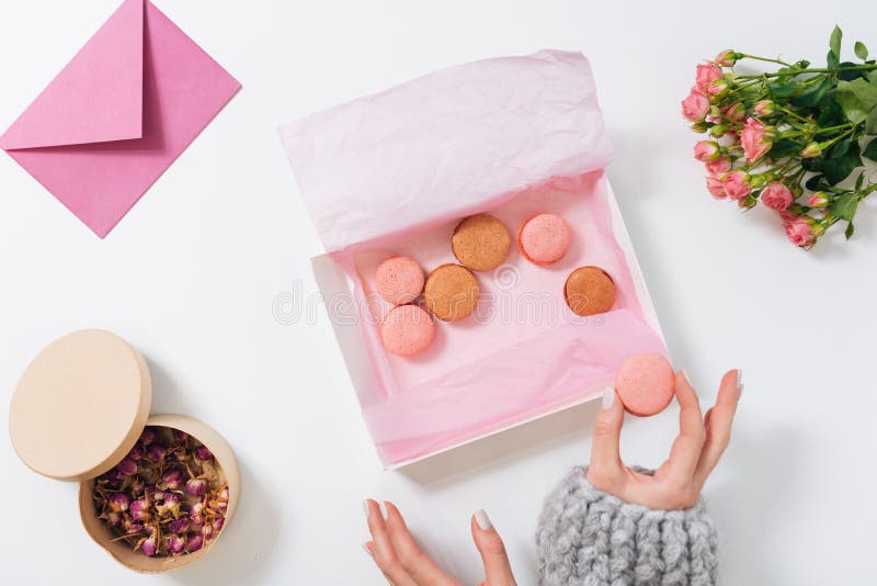 Mulher agradável nova que toma um bolinho de amêndoa imagem de stock Mulher agradável nova que toma um bolinho de amêndoa imagem de stock