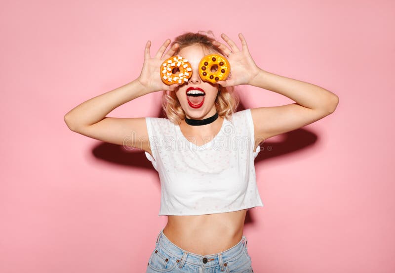 Mulher alegre com donuts fotos de stock royalty free