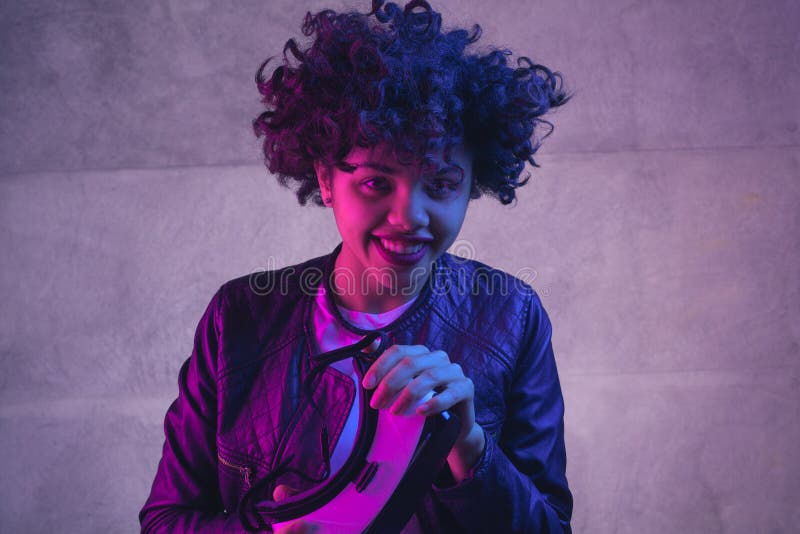 A mulher alegre decolou óculos de proteção de VR foto de stock