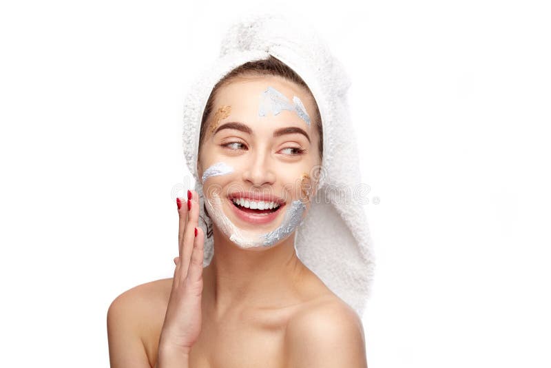 Mulher alegre a usar máscara no rosto fotos de stock royalty free