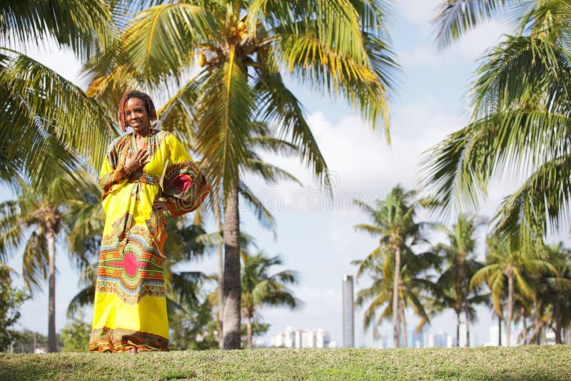 Mulher americana africana bonita em Miami imagem de stock Mulher americana africana bonita em Miami imagem de stock