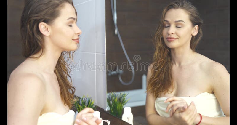 meninas alegres olhando no espelho e abraçando. tiro interno de duas amigas  fazendo maquiagem no banheiro 12923712 Foto de stock no Vecteezy