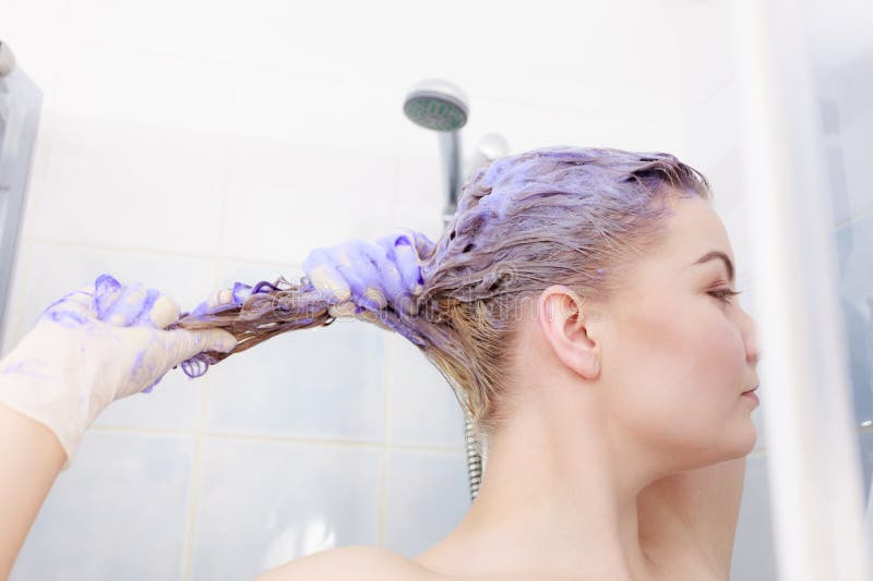 Mulher aplicando xampu de toner no cabelo imagem de stock royalty free