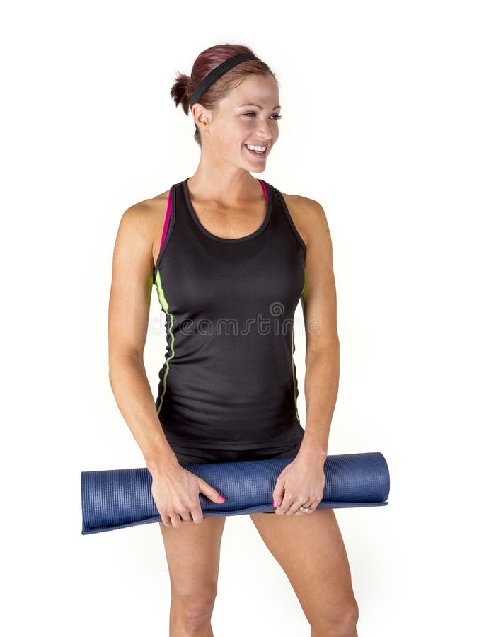 Mulher apta de sorriso que guarda sua esteira do exercício foto de stock