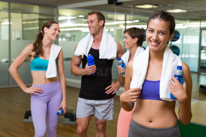 Mulher apta que sorri na câmera no estúdio ocupado da aptidão imagem de stock Mulher apta que sorri na câmera no estúdio ocupado da aptidão imagem de stock