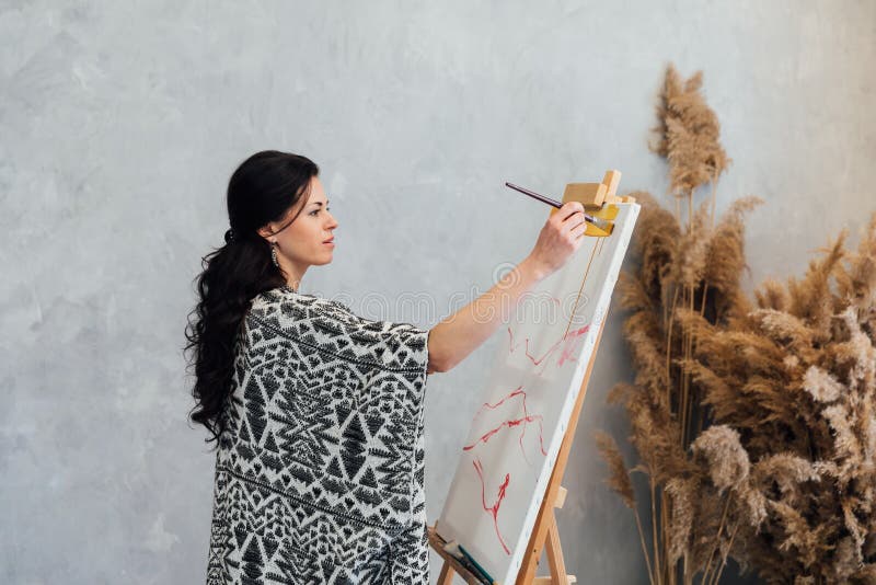 Artista feminina pintando imagens em tela pintor com paleta de