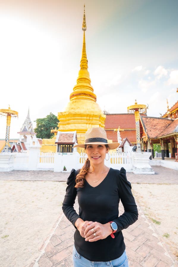 Mulher Asiática Com Fundo De Wat Pong Sanuk, Província De Lampang