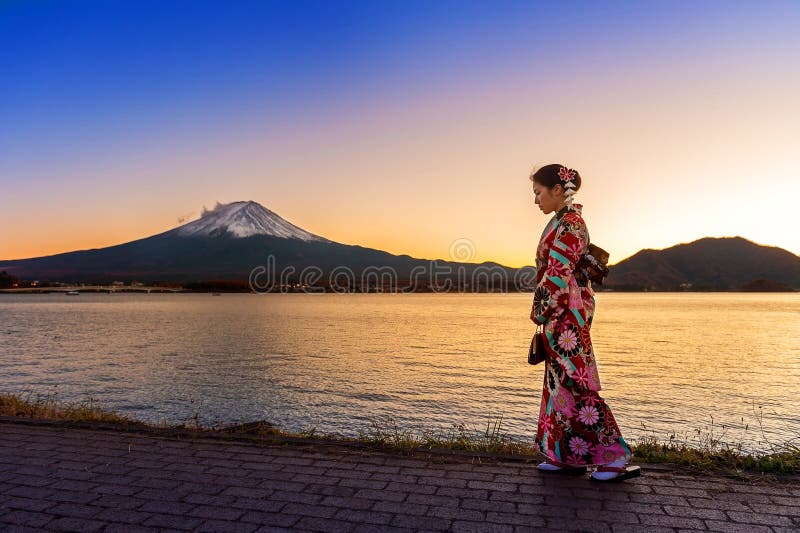 A Mulher Japonesa Está Escolhendo Roupas Para Comprar Imagem de Stock  Editorial - Imagem de desenhador, osaka: 175392219