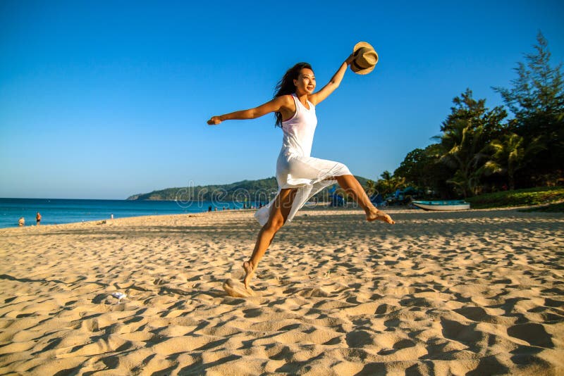 Mulher asi?tica no sorriso da praia feliz Menina bonita no ar livre branco na praia do ver imagens de stock Mulher asi?tica no sorriso da praia feliz Menina bonita no ar livre branco na praia do ver imagens de stock