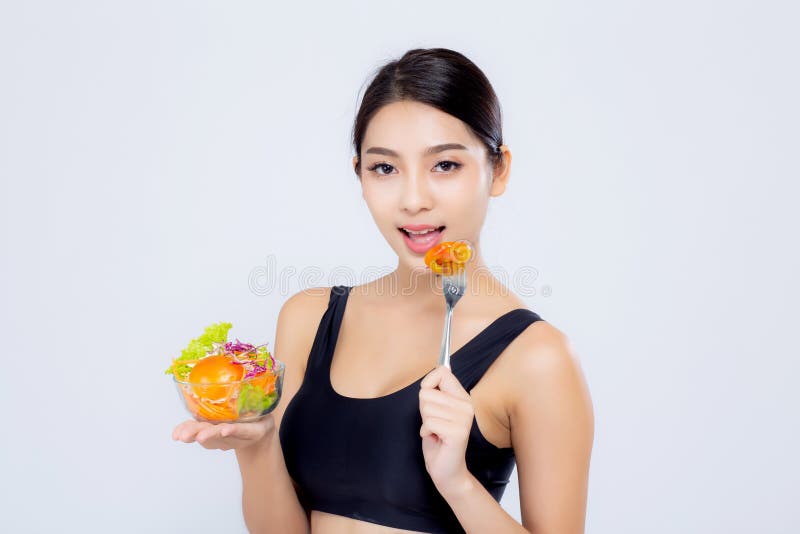Mulher asi?tica nova do retrato bonito que sorri guardando o alimento do vegetal de salada no fundo branco imagens de stock Mulher asi?tica nova do retrato bonito que sorri guardando o alimento do vegetal de salada no fundo branco imagens de stock