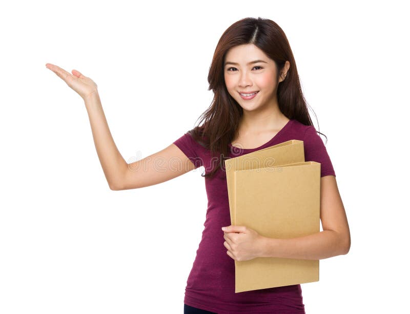 A mulher asiática bonita com trabalho do original e a mão mostram com algum foto de stock A mulher asiática bonita com trabalho do original e a mão mostram com algum foto de stock