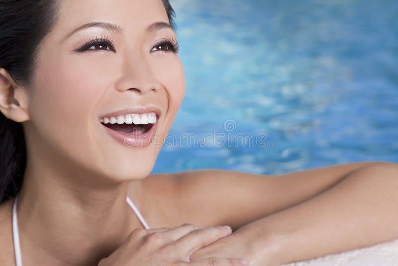 Mulher asiática chinesa bonita na piscina imagem de stock royalty free Mulher asiática chinesa bonita na piscina imagem de stock royalty free